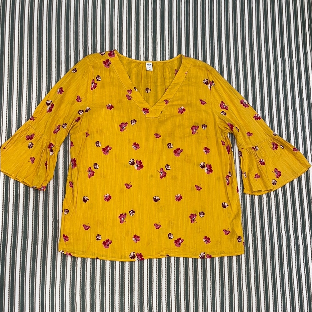 Old Navy Women’s Boho Top Floral Yellow VNeck with flare sleeves size L